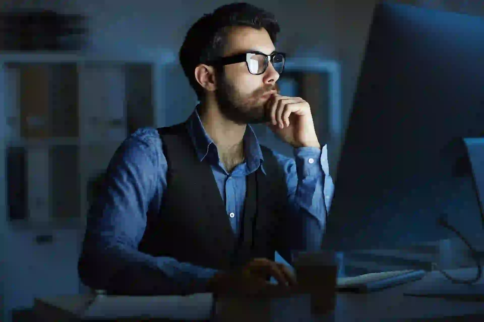 man working night art de dire